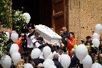https://www.ragusanews.com/immagini_articoli/07-04-2025/ciao-sara-celebrati-i-funerali-100.jpg