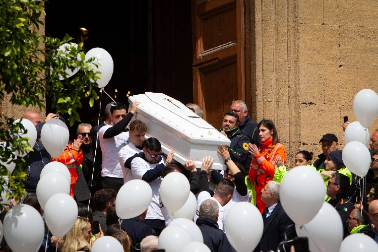 https://www.ragusanews.com/immagini_articoli/07-04-2025/ciao-sara-celebrati-i-funerali-500.jpg