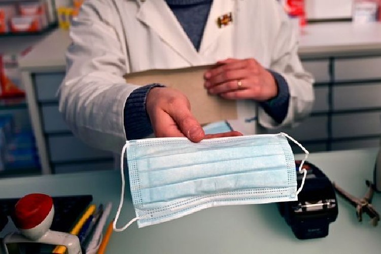 https://www.ragusanews.com/immagini_articoli/07-05-2020/possibile-disinfettare-le-mascherine-chirurgiche-per-riutilizzarle-500.jpg