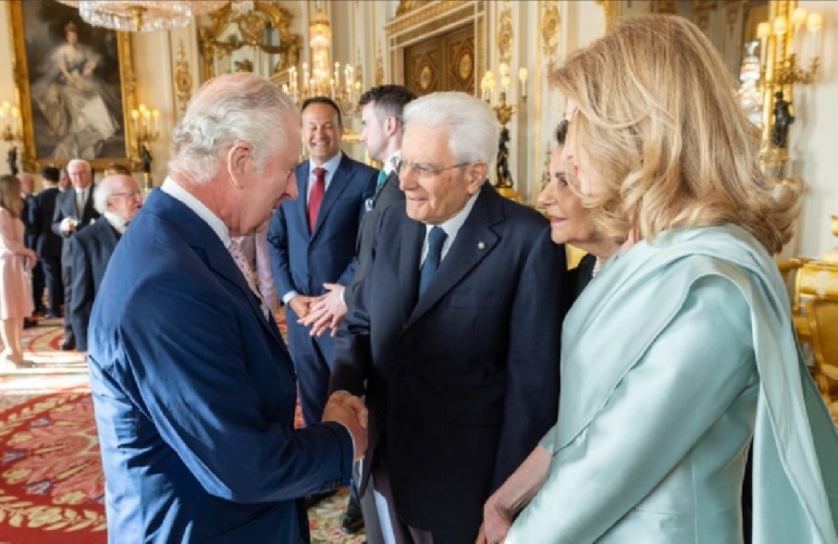 https://www.ragusanews.com/immagini_articoli/07-05-2023/il-presidente-mattarella-a-londra-per-la-cerimonia-di-incoronazione-500.jpg