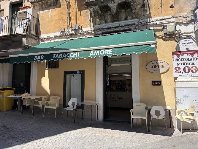 https://www.ragusanews.com/immagini_articoli/07-05-2024/un-23enne-modicano-il-ladro-dei-tabacchi-a-modica-alta-500.jpg