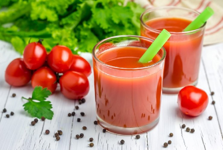 https://www.ragusanews.com/immagini_articoli/07-06-2019/bevi-il-succo-di-pomodoro-e-resti-in-forma-500.jpg