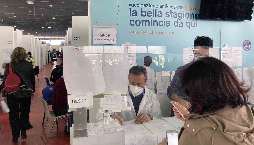https://www.ragusanews.com/immagini_articoli/07-06-2021/covid-quasi-3-milioni-di-siciliani-vaccinati-e-lo-scatto-finale-500.jpg