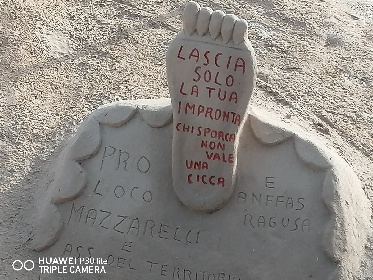 https://www.ragusanews.com/immagini_articoli/07-07-2022/1657188994-sculture-di-sabbia-anti-cicche-a-marina-di-ragusa-foto-1-280.jpg