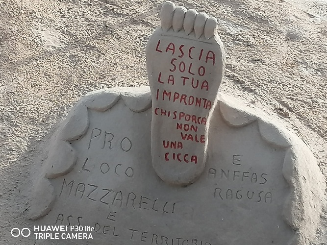 https://www.ragusanews.com/immagini_articoli/07-07-2022/1657188994-sculture-di-sabbia-anti-cicche-a-marina-di-ragusa-foto-1-500.jpg