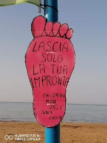 https://www.ragusanews.com/immagini_articoli/07-07-2022/1657188999-sculture-di-sabbia-anti-cicche-a-marina-di-ragusa-foto-3-280.jpg