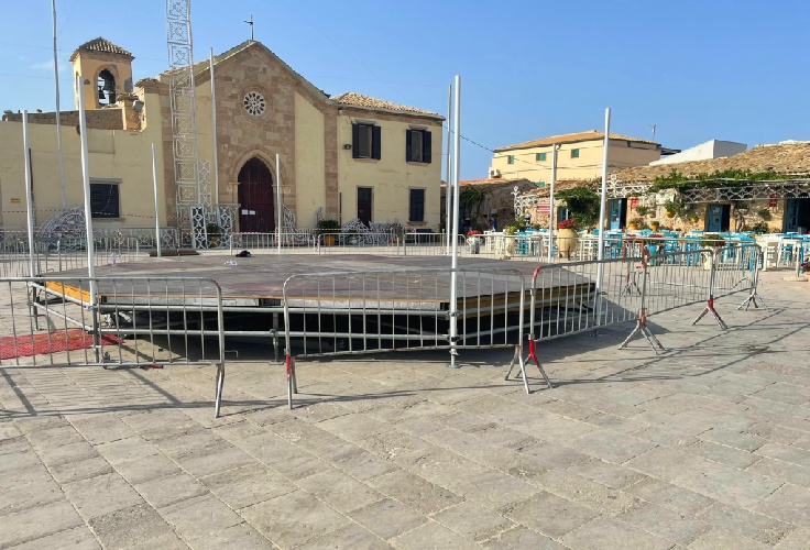 https://www.ragusanews.com/immagini_articoli/07-07-2022/1657224225-d-g-marzamemi-quasi-tutto-pronto-per-la-sfilata-di-domenica-3-500.jpg