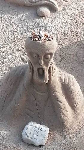 https://www.ragusanews.com/immagini_articoli/07-07-2022/sculture-di-sabbia-anti-cicche-a-marina-di-ragusa-foto-500.jpg