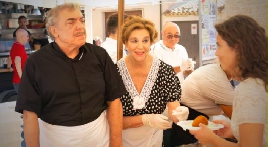 https://www.ragusanews.com/immagini_articoli/07-07-2023/1688715647-film-l-estate-piu-calda-con-stefania-sandrelli-nel-ragusano-5-500.jpg