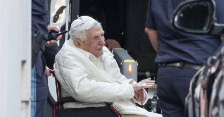 https://www.ragusanews.com/immagini_articoli/07-08-2020/papa-benedetto-ha-chiesto-di-essere-sepolto-nella-tomba-che-fu-di-woytjla-240.jpg