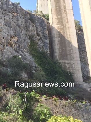 https://www.ragusanews.com/immagini_articoli/07-10-2016/suicidio-dal-ponte-guerrieri-420.jpg