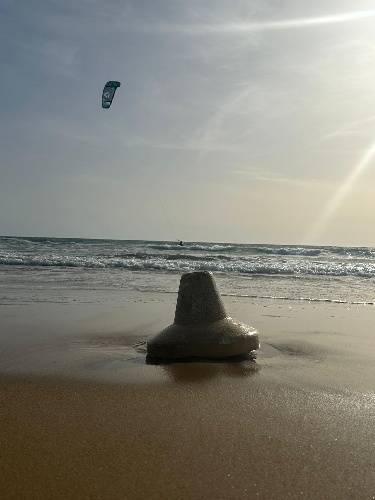 https://www.ragusanews.com/immagini_articoli/07-11-2023/quei-birilli-in-cemento-abbandonati-in-spiaggia-a-marina-di-modica-500.jpg