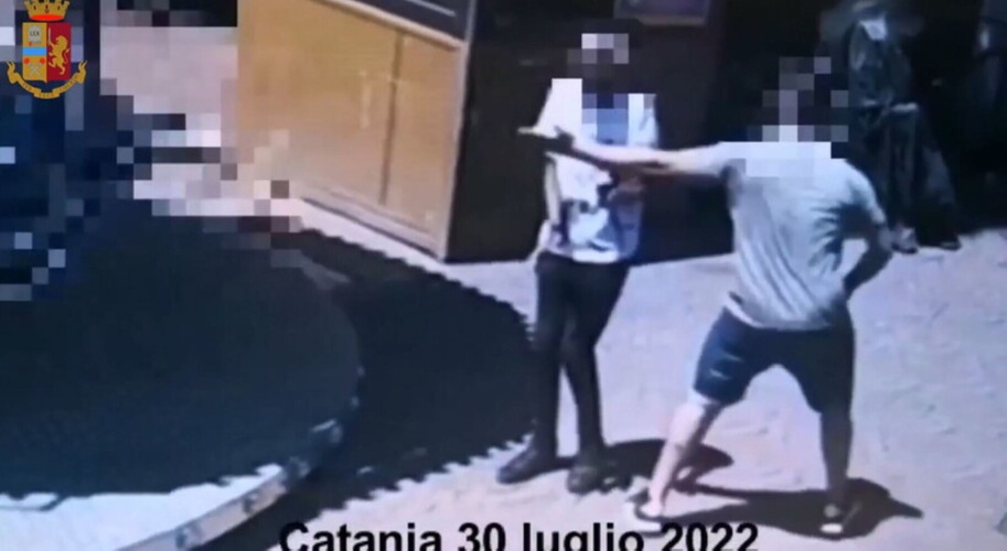 https://www.ragusanews.com/immagini_articoli/07-12-2022/prende-schiaffo-al-volto-e-muore-arrestato-18enne-500.jpg