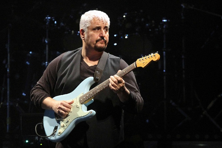 https://www.ragusanews.com/immagini_articoli/08-01-2025/pino-daniele-steward-mancato-dell-alitalia-la-rivelazione-500.jpg