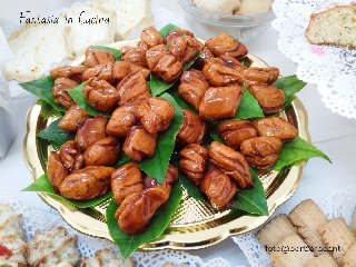 https://www.ragusanews.com/immagini_articoli/08-02-2019/1549622687-mpagnuccata-struffoli-tipici-carnevale-siciliano-1-240.jpg