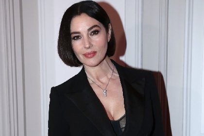 https://www.ragusanews.com/immagini_articoli/08-02-2021/niente-piu-capelli-lunghissimi-acconciati-in-morbide-onde-il-2021-e-l-ann-280.jpg