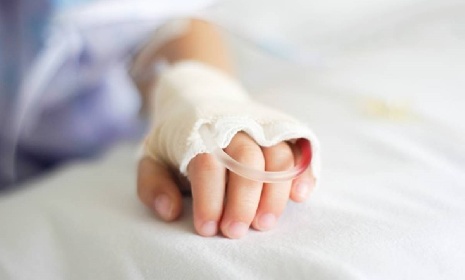 https://www.ragusanews.com/immagini_articoli/08-02-2022/bimbo-grave-da-operare-al-cuore-no-dei-genitori-solo-con-sangue-no-vax-280.jpg