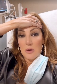 https://www.ragusanews.com/immagini_articoli/08-02-2022/deride-no-vax-e-gesu-attrice-stramazza-sul-palco-280.jpg
