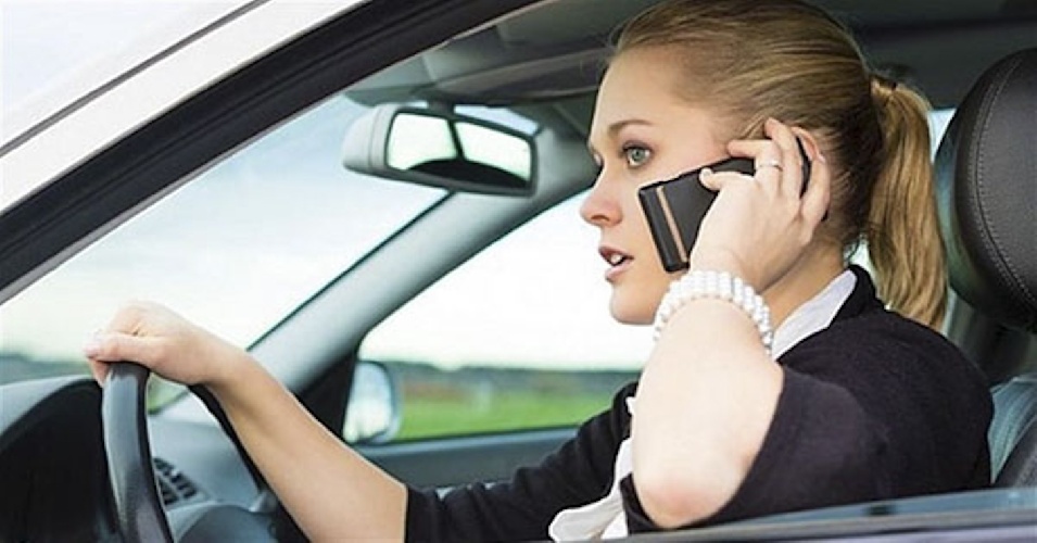 https://www.ragusanews.com/immagini_articoli/08-02-2025/a-comiso-ritirate-due-patenti-ad-automobilisti-al-cellulare-500.jpg