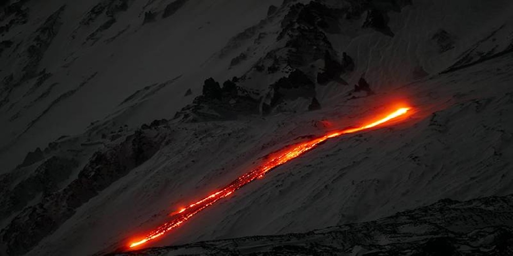 https://www.ragusanews.com/immagini_articoli/08-02-2025/l-etna-si-sveglia-fiume-di-lava-a-3-000-metri-500.jpg