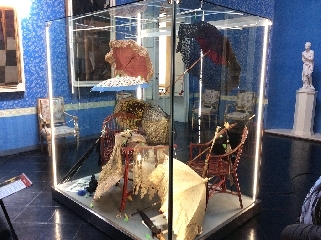 https://www.ragusanews.com/immagini_articoli/08-04-2017/1491671040-mostra-accessori-epoca-castello-donnafugata-1-240.jpg
