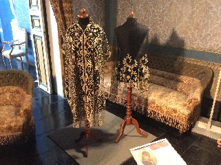 https://www.ragusanews.com/immagini_articoli/08-04-2017/1491671040-mostra-accessori-epoca-castello-donnafugata-2-240.jpg