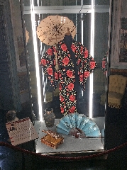 https://www.ragusanews.com/immagini_articoli/08-04-2017/1491671040-mostra-accessori-epoca-castello-donnafugata-3-240.jpg