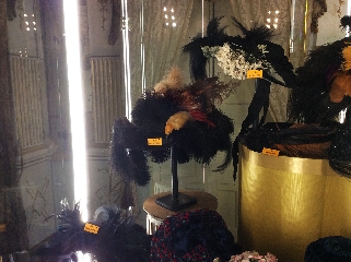 https://www.ragusanews.com/immagini_articoli/08-04-2017/1491671040-mostra-accessori-epoca-castello-donnafugata-4-240.jpg