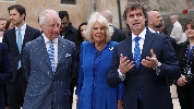 https://www.ragusanews.com/immagini_articoli/08-04-2025/re-carlo-e-camilla-al-colosseo-con-alberto-angela-la-regina-e-una-fan-dei-suoi-programmi-100.jpg