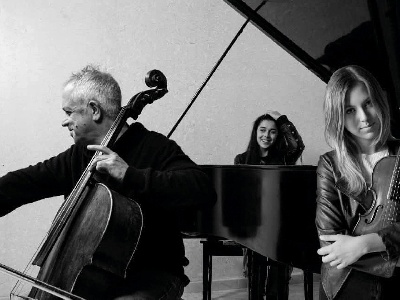 https://www.ragusanews.com/immagini_articoli/08-05-2025/modica-giovanni-sollima-in-concerto-300.jpg