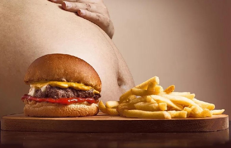 https://www.ragusanews.com/immagini_articoli/08-06-2020/abitudini-alimentari-che-fanno-ingrassare-500.jpg