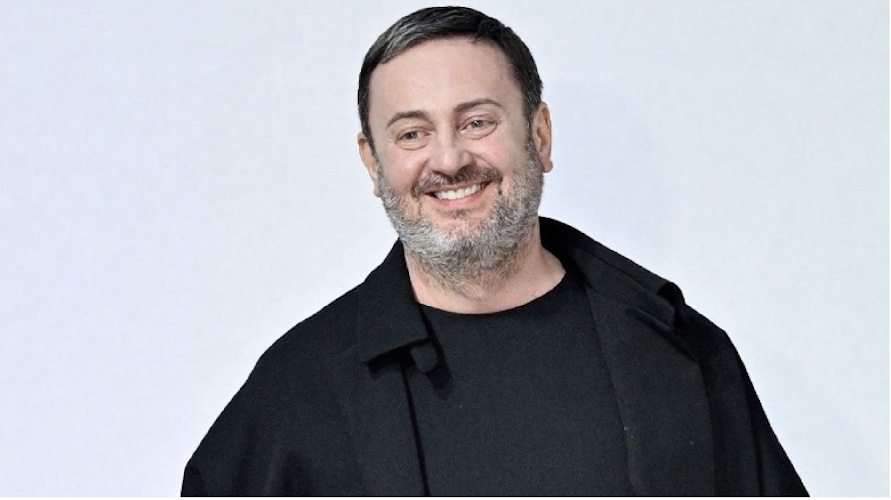 https://www.ragusanews.com/immagini_articoli/08-06-2023/lo-stilista-daniele-calcaterra-in-vacanza-a-scicli-500.jpg