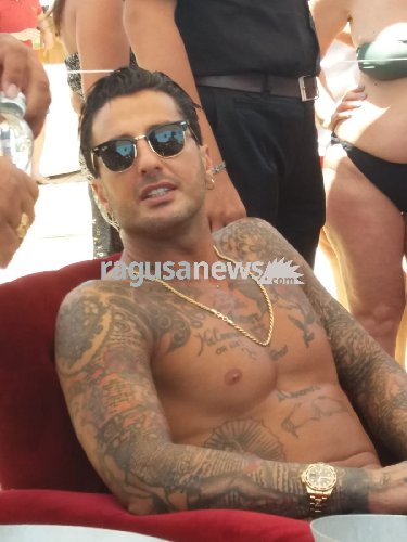 https://www.ragusanews.com/immagini_articoli/08-07-2018/fabrizio-corona-tatuato-orologio-mila-euro-maganuco-500.jpg