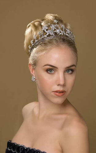 https://www.ragusanews.com/immagini_articoli/08-07-2021/1625724363-maria-carolina-borbone-delle-due-sicilie-la-principessa-sulla-moto-foto-1-500.jpg