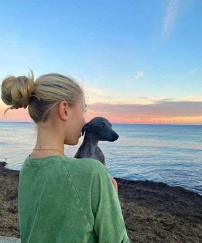 https://www.ragusanews.com/immagini_articoli/08-07-2021/1625724366-maria-carolina-borbone-delle-due-sicilie-la-principessa-sulla-moto-foto-3-500.jpg