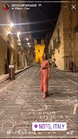 https://www.ragusanews.com/immagini_articoli/08-07-2021/alessia-marcuzzi-volto-noto-di-mediaset-a-passeggio-a-noto-280.jpg