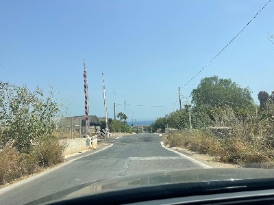 https://www.ragusanews.com/immagini_articoli/08-07-2024/1720449572-sampieri-la-rampa-il-passaggio-a-livello-e-il-muro-1-300.jpg