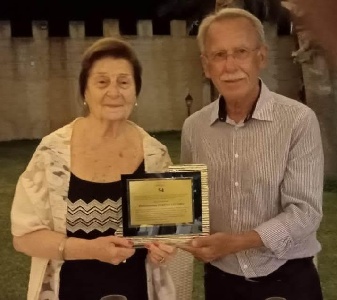 https://www.ragusanews.com/immagini_articoli/08-08-2024/1723141770-a-modica-la-rimpatriata-della-5c-di-ragioneria-a-54-anni-dal-diploma-1-300.jpg