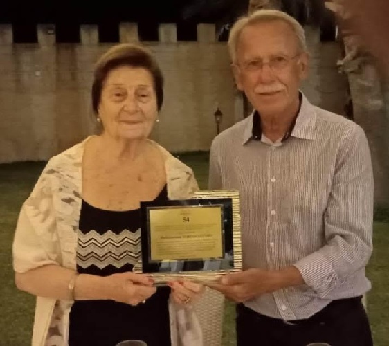 https://www.ragusanews.com/immagini_articoli/08-08-2024/1723141770-a-modica-la-rimpatriata-della-5c-di-ragioneria-a-54-anni-dal-diploma-1-500.jpg