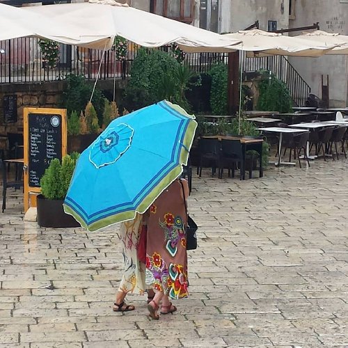 https://www.ragusanews.com/immagini_articoli/08-09-2019/1567974837-meteo-in-sicilia-ombrellone-all-ombrello-in-pochi-giorni-1-500.jpg