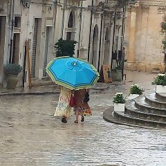 https://www.ragusanews.com/immagini_articoli/08-09-2019/1567974837-meteo-in-sicilia-ombrellone-all-ombrello-in-pochi-giorni-2-240.jpg