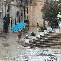 https://www.ragusanews.com/immagini_articoli/08-09-2019/1567974837-meteo-in-sicilia-ombrellone-all-ombrello-in-pochi-giorni-3-240.jpg