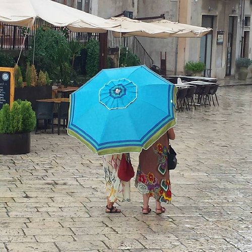 https://www.ragusanews.com/immagini_articoli/08-09-2019/meteo-in-sicilia-ombrellone-all-ombrello-in-pochi-giorni-500.jpg