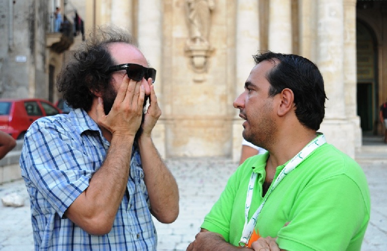 https://www.ragusanews.com/immagini_articoli/08-11-2023/1699445187-vinicio-capossela-a-scicli-ho-conosciuto-il-risorto-da-contravvenzione-2-500.jpg