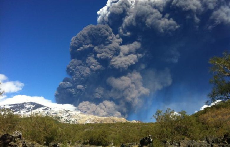 https://www.ragusanews.com/immagini_articoli/09-02-2019/etna-spettacolo-aeroporto-resta-aperto-500.jpg