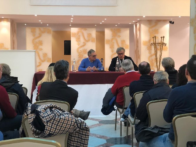 https://www.ragusanews.com/immagini_articoli/09-02-2019/ragusa-giornalisti-presidente-ordine-sicilia-francese-500.jpg