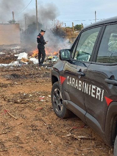https://www.ragusanews.com/immagini_articoli/09-02-2024/fumarole-a-scoglitti-denunciati-tre-amministratori-di-coop-agricola-500.jpg