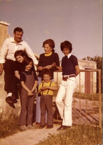 https://www.ragusanews.com/immagini_articoli/09-05-2024/1715264138-famiglia-fiorello-rosario-giuseppe-anna-e-catena-nell-album-1-300.jpg