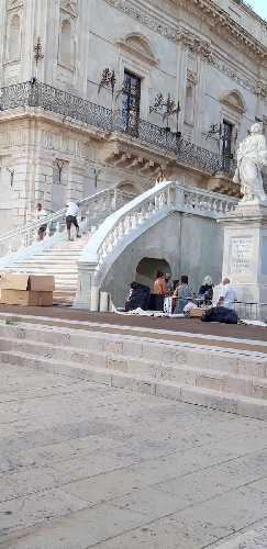 https://www.ragusanews.com/immagini_articoli/09-07-2022/1657353335-dolce-gabbana-le-scenografie-in-ortigia-e-lo-yacht-regina-d-italia-foto-1-500.jpg