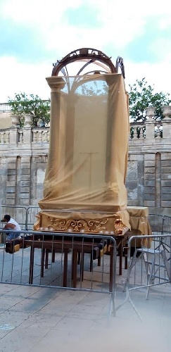https://www.ragusanews.com/immagini_articoli/09-07-2022/1657353340-dolce-gabbana-le-scenografie-in-ortigia-e-lo-yacht-regina-d-italia-foto-3-500.jpg